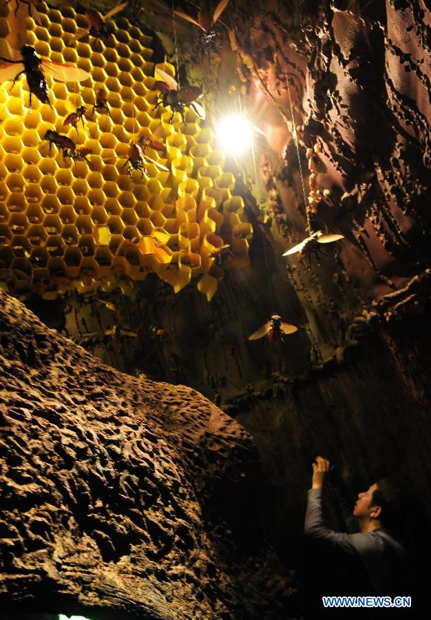 A giant honeybomb model is seen displayed in Huaxia Bee Museum in Leshan, southwest China's Sichuan Province, March 15, 2013. Huaxia Bee Museum that opened here on Friday, is the largest museum focusing on bee and honey with 50 bee specimen and 150 plant specimen. (Xinhua/Li Hualiang)  