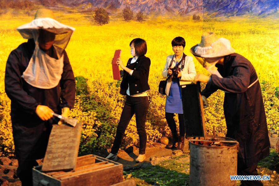 People visit Huaxia Bee Museum in Leshan, southwest China's Sichuan Province, March 15, 2013. Huaxia Bee Museum that opened here on Friday, is the largest museum focusing on bee and honey with 50 bee specimen and 150 plant specimen. (Xinhua/Li Hualiang)  