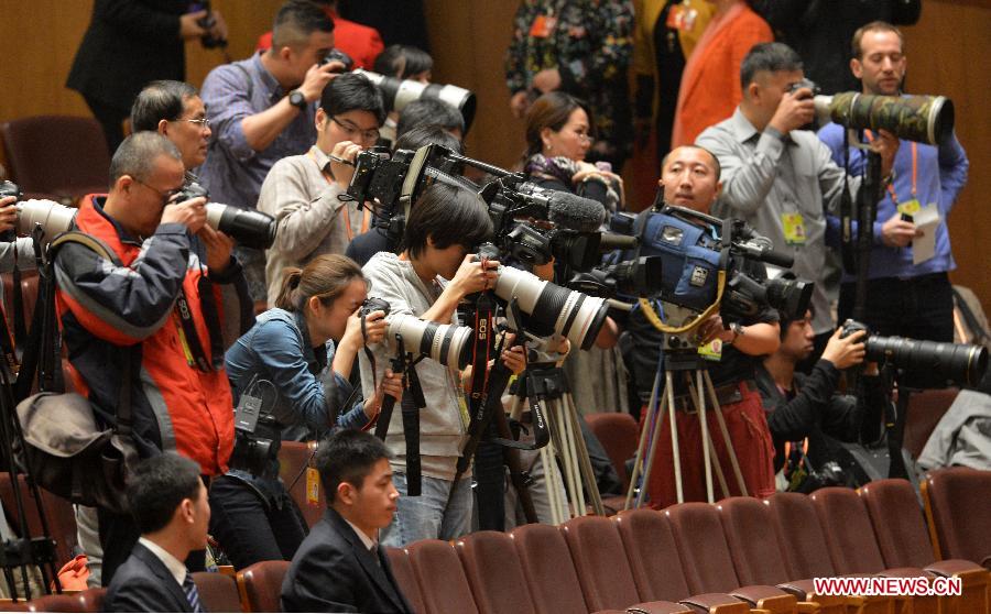 Journalists work at the sixth plenary meeting of the first session of the 12th National People's Congress (NPC) at the Great Hall of the People in Beijing, capital of China, March 16, 2013. (Xinhua/Wang Song) 