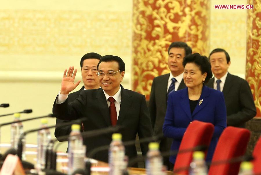 Chinese Premier Li Keqiang (L front) greets the journalists when arriving at a press conference after the closing meeting of the first session of the 12th National People's Congress (NPC) at the Great Hall of the People in Beijing, capital of China, March 17, 2013. Chinese Premier Li Keqiang and Vice Premiers Zhang Gaoli, Liu Yandong, Wang Yang and Ma Kai met the press and answered questions here on Sunday. (Xinhua/Liu Weibing)  