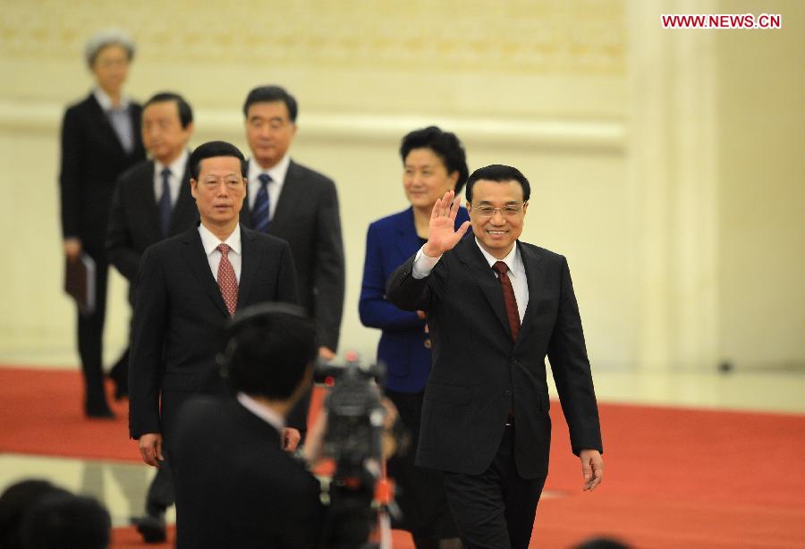 Chinese Premier Li Keqiang greets the journalists when arriving at a press conference after the closing meeting of the first session of the 12th National People's Congress (NPC) at the Great Hall of the People in Beijing, capital of China, March 17, 2013. Chinese Premier Li Keqiang and Vice Premiers Zhang Gaoli, Liu Yandong, Wang Yang and Ma Kai met the press and answered questions here on Sunday. (Xinhua/Wang Peng)