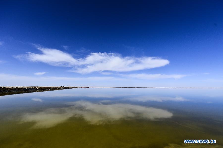 Photo taken on March 15, 2013 shows the scenery of the Qarhan salt lake in Golmud, northwest China's Qinghai Province. The Qarhan salt lake, with a total area of 5,856 square kilometers, is the largest salt lake in China. The lake's abundant deposit of halide salts makes it a major mineral center. (Xinhua/Wu Gang) 