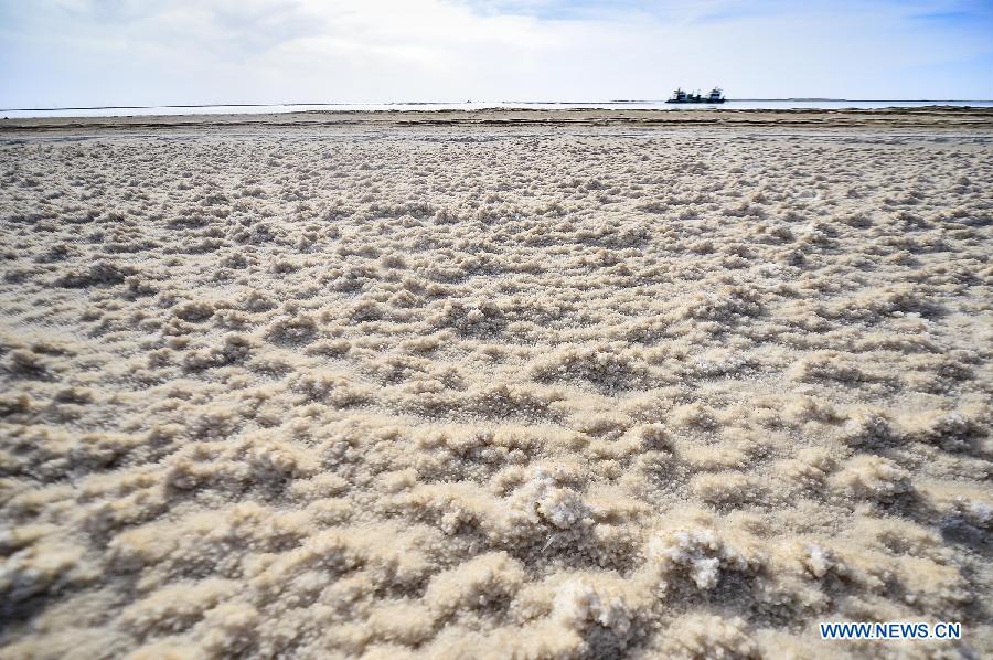 Photo taken on March 15, 2013 shows the scenery of the Qarhan salt lake in Golmud, northwest China's Qinghai Province. The Qarhan salt lake, with a total area of 5,856 square kilometers, is the largest salt lake in China. The lake's abundant deposit of halide salts makes it a major mineral center. (Xinhua/Wu Gang) 