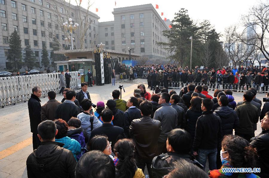 People line up to take photos of the name board of China Railway Corporation in Beijing, capital of China, March 17, 2013. The newly-founded China Railway Corporation hung out its name board on Sunday. (Xinhua/Chen Yehua) 