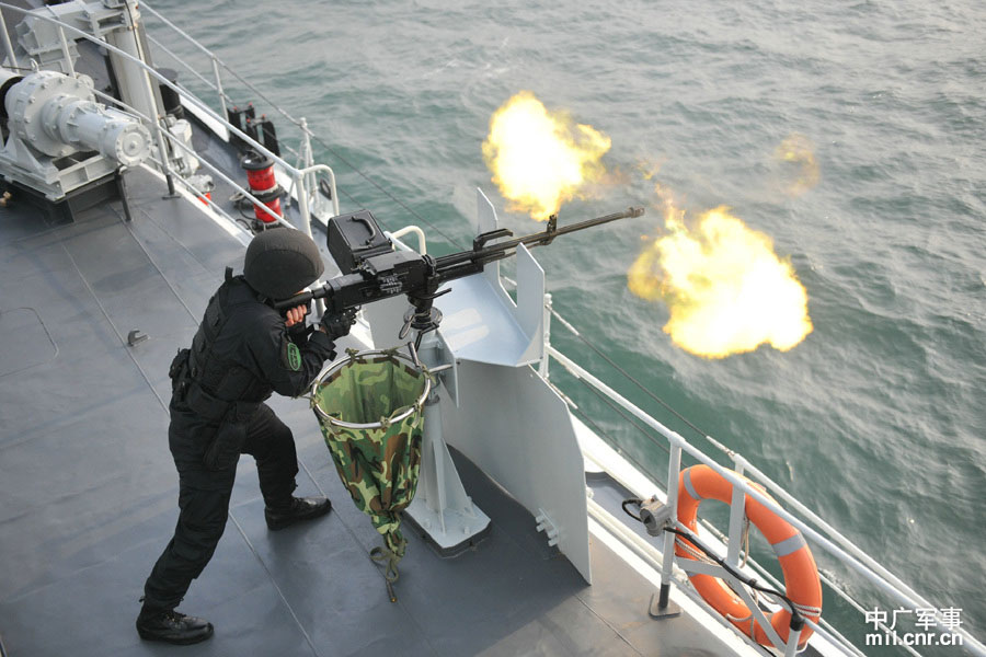 Chinese officers and soldiers in the search and rescue training. The training focused on the subjects of emergency takeoff and landing of the helicopter, the light and heavy weapons firing, and the special operation forces tactical search and rescue, to improve their ability to handle emergencies. (navy.81.cn/Li Ding, Xiao Delun)