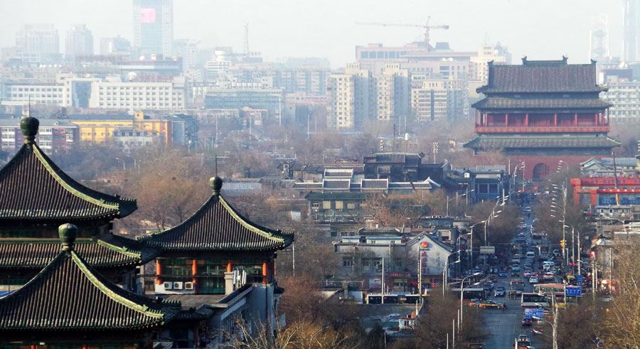 Photo taken on March 11 from the top of Jing Hill Park is a bird's eye view of Gulou Avenue, north of Beijing's central axis.(Photo/Xinhua)