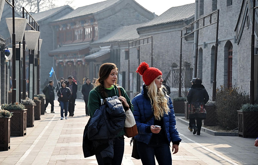 Two foreign visitors are wandering along the newly-reconditioned Qianmen historical cultural street. (Photo/Xinhua)