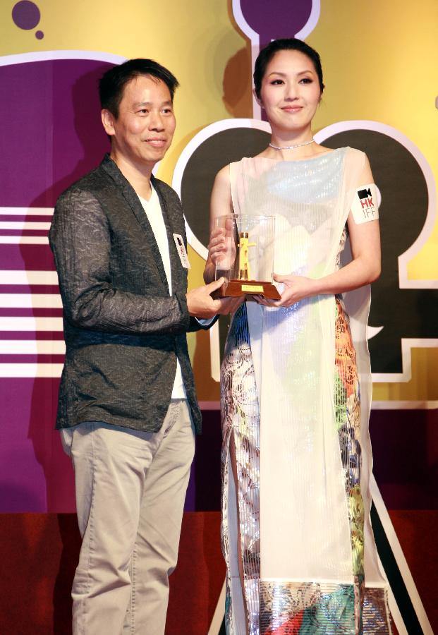 Checkley Kwok-lam Sin (L), producer of the martial art movie "Ip Man: the Final Fight", presents a gift to Miriam Yeung, ambassador of the 37th Hong Kong International Film Festival (HKIFF), at the inauguration ceremony of the event in south China's Hong Kong, March 17, 2013. The 37th HKIFF was inaugurated Sunday at the Hong Kong Convention and Exhibition Center. More than 300 film productions from 68 countries and regions will be showcased during the film festival. (Xinhua/Jin Yi)