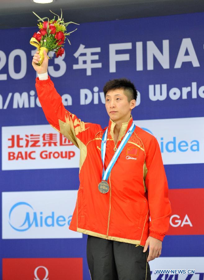 Gold medalist Lin Yue of China poses on the podium during the awarding ceremony for the Men's 10m platform final at the FINA Diving World Series 2013 held at the Aquatics Center in Beijing, capital of China, on March 17, 2013. Lin Yue claimed the title with 555.55 points. (Xinhua/He Changshan)