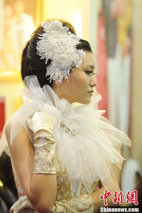 Models demonstrate wedding dresses all girls are dreaming for at the 2013 Beijing Wedding Expo for spring held in National Conference Center, March 16, 2013. The expo lasted for two days. (Photo/CNS)