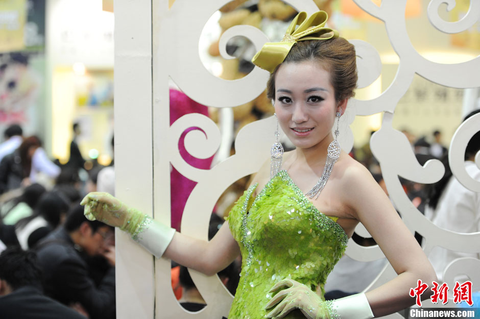 Models demonstrate wedding dresses all girls are dreaming for at the 2013 Beijing Wedding Expo for spring held in National Conference Center, March 16, 2013. The expo lasted for two days. (Photo/CNS)