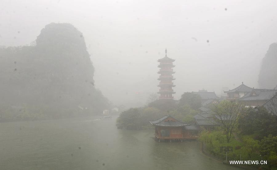 Photo taken on March 17, 2013 shows the fog scene of the Mulong Lake in Guilin, southwest China's Guangxi Zhuang Autonomous Region. Guilin, a famous tourist resort, boasts of numerous cultural relics and various Karst land features. (Xinhua/Lu Bo'an) 