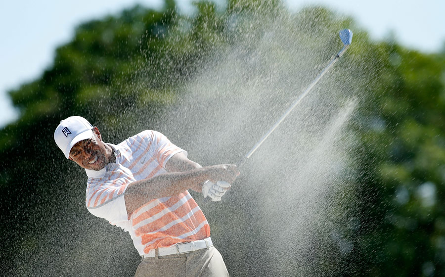 Tiger Woods has a two-shot lead heading into third-round action at the Cadillac Championship in Doral, Fla. on March 8,2013.(Xinhua /AFP)