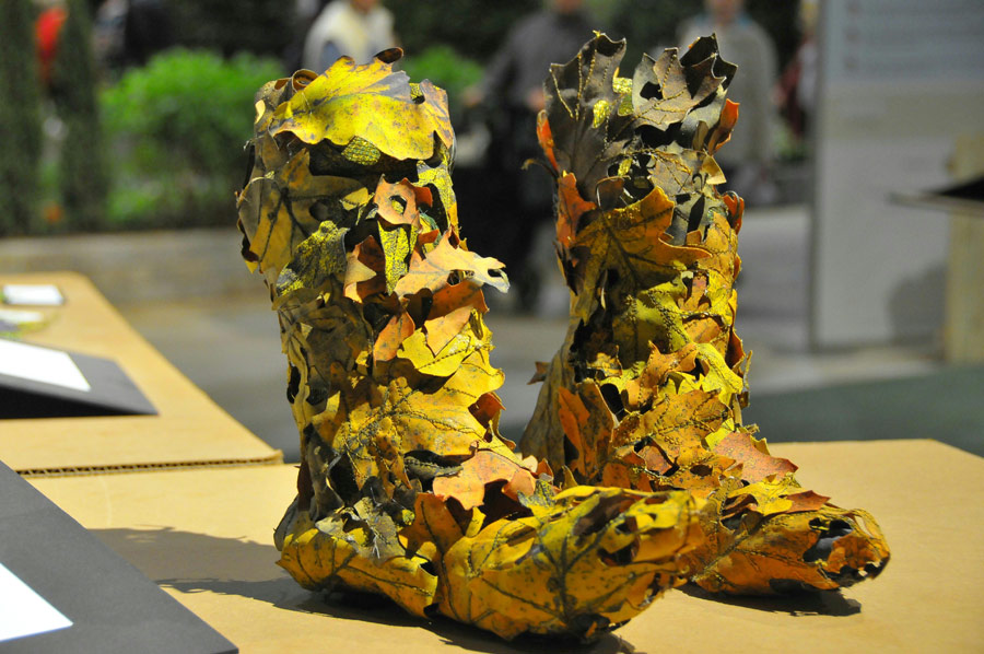 A pair of shoes decorated by leaves is on display on the Chicago garden exhibition in U.S. on March 12, 2013. The annual Chicago garden exhibition was held on the Navy Pier during March 9 to March 17. It aims to help gardening enthusiasts with skills to make better use of natural plants to decorate daily life. The exhibition was first established in 1847 and has attracted over ten thousand people to come over and learn something every year ever since. (Xinhua/Jiang Xintong)