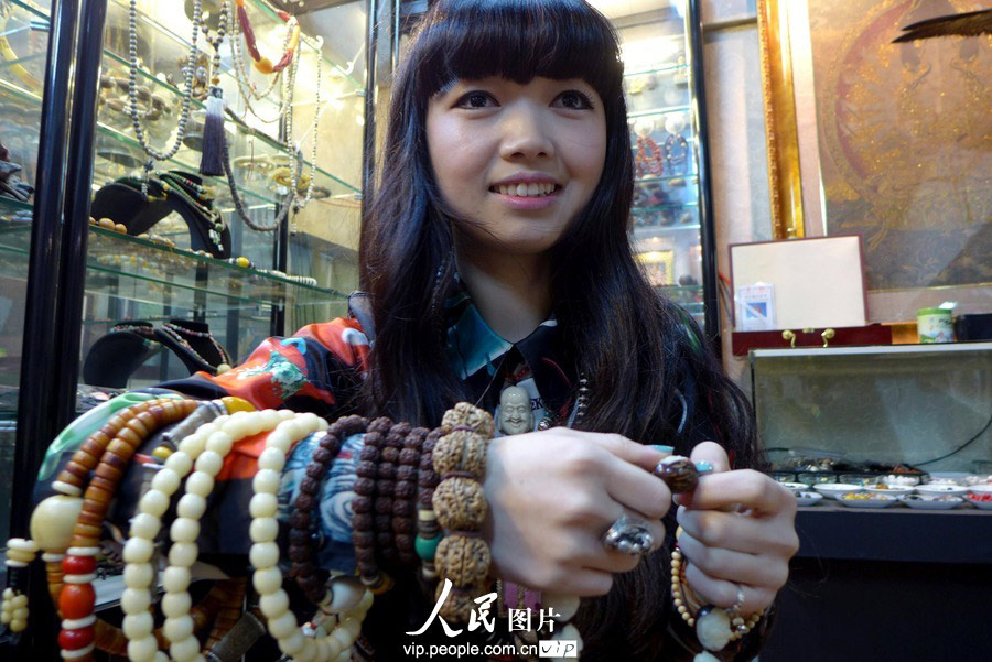 Li shows her works. (Zhao Jingdong/vip.people.com.cn)