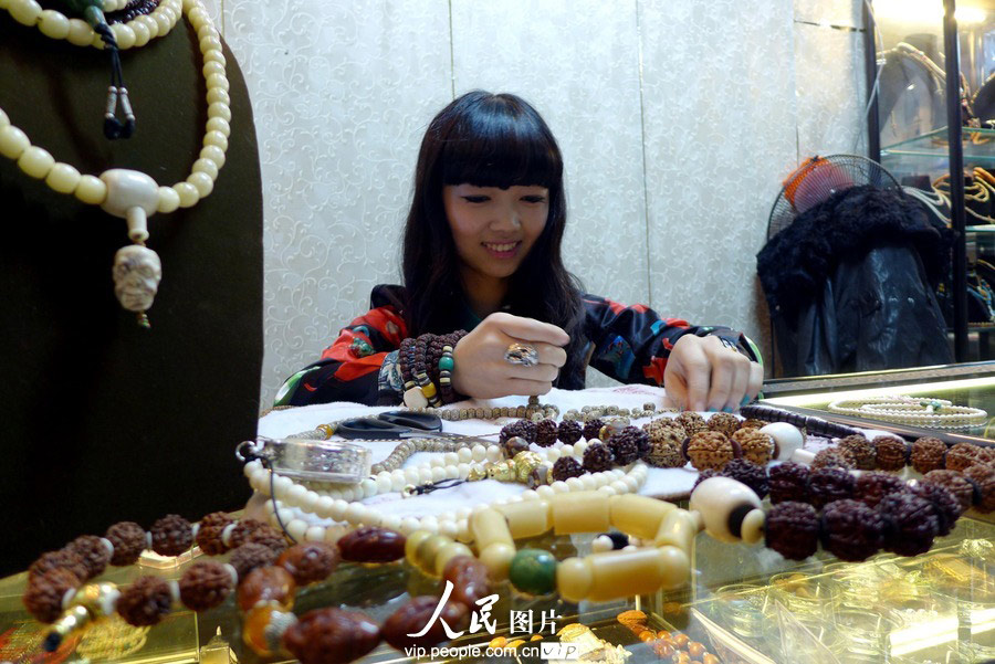 Li designs the works. (Zhao Jingdong/vip.people.com.cn)