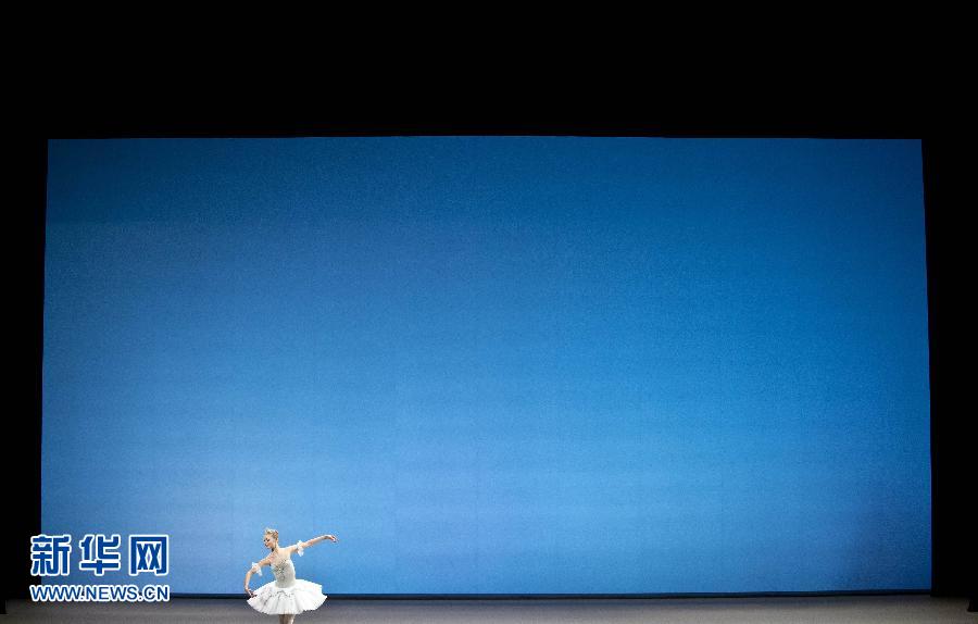 A contestant takes part in a professional all-Russian ballet contest at Grand Theatre in Mosscow, Russia on March 12, 2013. (Xinhua /AFP)