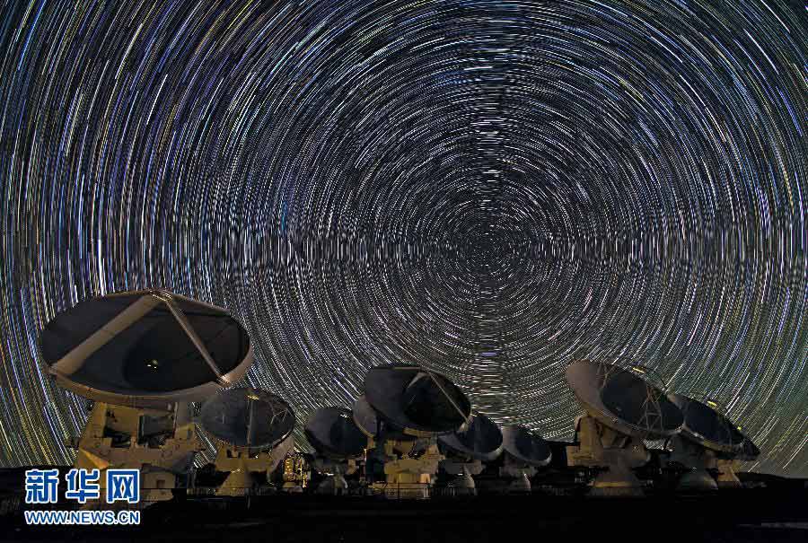 An image provided by the European Southern Observatory (ESO) on March 12, 2013, shows antennas of the Atacama Large Millimetre/Submillimetre Array (ALMA) project which aims to develop a telescope without parallel in the world. ALMA project is an international astronomical facility located 5,000 meters above Andes' El Llano de Chajnantor's plateau, some 50 km of San Pedro de Atacama in Chile's Second Region, in Antofagasta. The ALMA, an international partnership project between Europe, Japan and the United States, with the cooperation of Chile, is presently the largest astronomical project in the world and it will be inaugurated in Chile on March 13, 2013 to celebrate his transformation from a construction project to an observatory.(Xinhua/ESO)