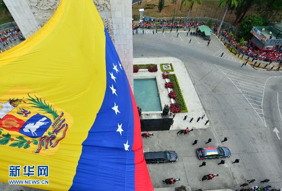 A hearse carrying the remains of late Venezuelan president Hugo Chavez is driven through the streets of Caracas, on March 15, 2013. Hundreds of thousands of Venezuelans had thronged the streets of Caracas to bid a final farewell to the man who governed the oil-rich South American country for 14 years. (Xinhua /AFP)