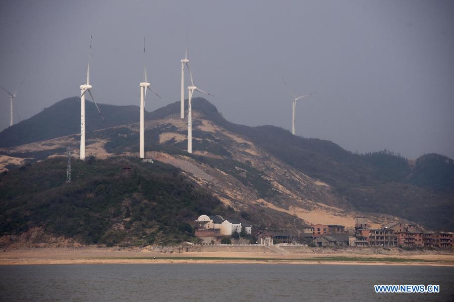 Photo taken on March 18, 2013 shows the Laoyemiao water area of the Poyang Lake, east China's Jiangxi Province. Archaeologists discovered a sunk ship in the Laoyemiao area of the Poyang Lake, China's largest freshwater lake on Monday. The Laoyemiao area in the lake is often referred to as "China's Bermuda Triangle" because of the large number of boats that sank mysteriously in the area over the years. (Xinhua/Zhou Mi)