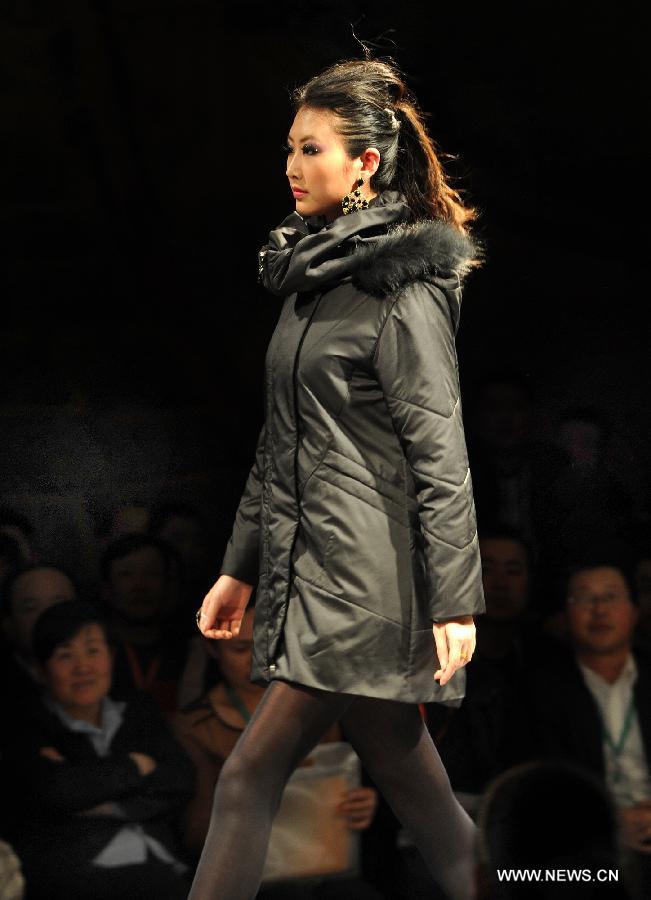 A model presents a creation during a wool warm wear fashion show in Xi'an, capital of northwest China's Shaanxi Province, March 18, 2013. (Xinhua/Tao Ming)