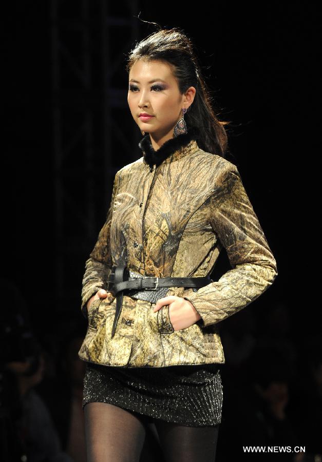 A model presents a creation during a wool warm wear fashion show in Xi'an, capital of northwest China's Shaanxi Province, March 18, 2013. (Xinhua/Tao Ming)