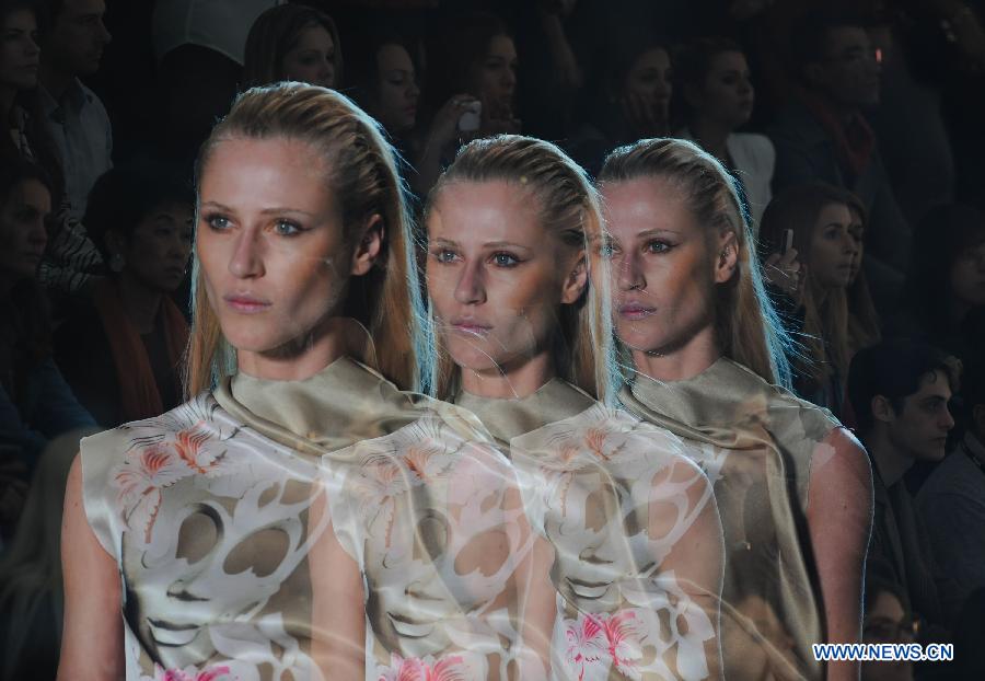 The multi-exposure photo shows a model presenting a creation of Animale during Sao Paulo Fashion Week in Sao Paulo, Brazil, March 18, 2013. The Sao Paulo Fashion Week Summer 2013/14 started here on Monday and will last for five days. (Xinhua/Weng Xinyang)