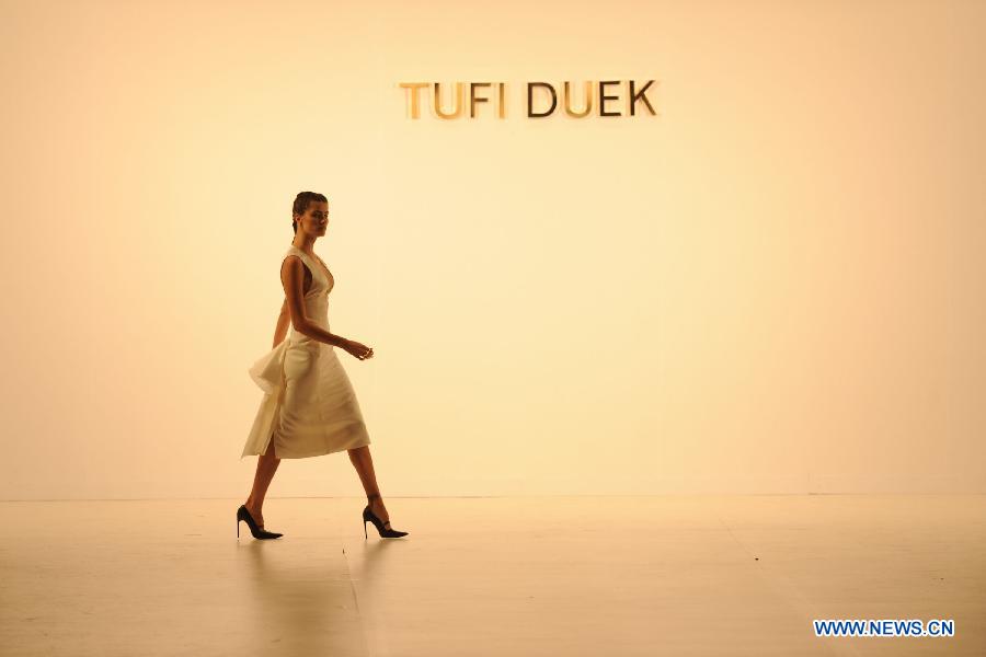 A model presents a creation of Tufi Duek during Sao Paulo Fashion Week in Sao Paulo, Brazil, March 18, 2013. The Sao Paulo Fashion Week Summer 2013/14 started here on Monday and will last for five days. (Xinhua/Weng Xinyang)