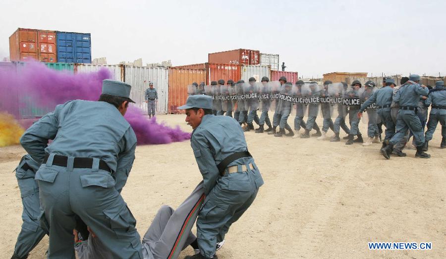 Afghan new policemen show their skills during their graduation ceremony in Ghazni province, east Afghanistan, March 19, 2013. A total of 150 new policemen graduated here Tuesday after four-month's training at Ghazni police academy, a police officer said. (Xinhua/Adeb)