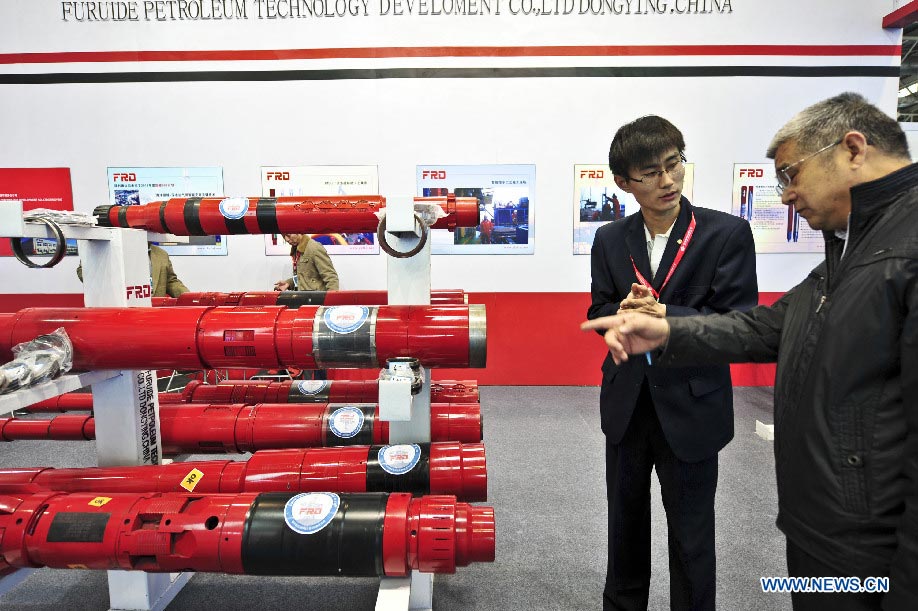 A visitor views isolation packers at the 13th China International Petroleum & Petrochemical Technology and Equipment Exhibition (CIPPE) in Beijing, capital of China, March 19, 2013. Opened Tuesday at the New China International Exhibition Center, the three-day event attracted some 1,500 exhibitors from 62 countries and regions around the world, in which there are 46 global top 500 enterprises. (Xinhua/Wang Jingsheng) 