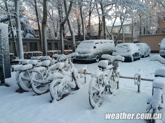 Buildings and streets are covered by thick snow, Beijing, March 20, 2013. A cold front brought rain and heavy snow to most parts of Beijing on Tuesday and temperature dropped dramatically below freezing at night, a sharp contrast to Monday which experienced a warm and comfortable early spring day. (Photo/weather.com.cn)