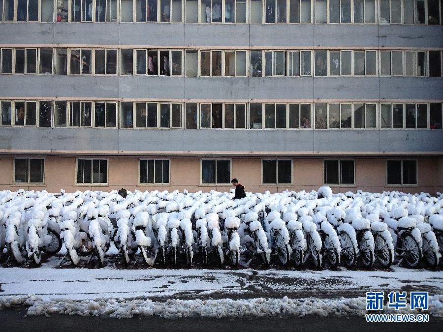 Buildings and streets are covered by thick snow, Beijing, March 20, 2013. A cold front brought rain and heavy snow to most parts of Beijing on Tuesday and temperature dropped dramatically below freezing at night, a sharp contrast to Monday which experienced a warm and comfortable early spring day. (Photo/Xinhua)