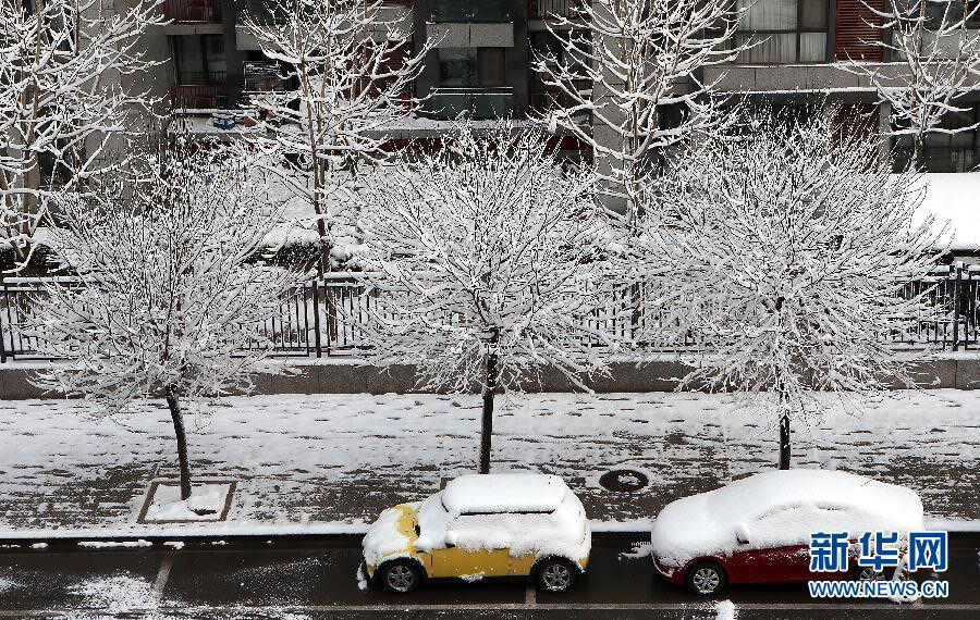 Buildings and streets are covered by thick snow, Beijing, March 20, 2013. A cold front brought rain and heavy snow to most parts of Beijing on Tuesday and temperature dropped dramatically below freezing at night, a sharp contrast to Monday which experienced a warm and comfortable early spring day. (Photo/Xinhua)