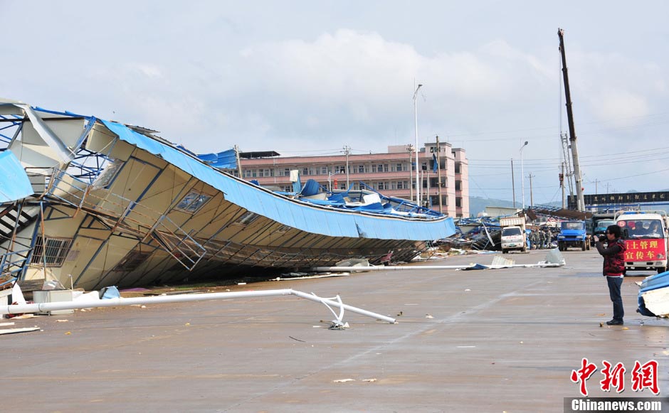 A powerful tornado that swept through a county in central China's Hunan Province caused collapses of electricity pylons and sheds, killing at least 3, according to local authorities, March 20, 2013. (Photo/Chinanews.com) 