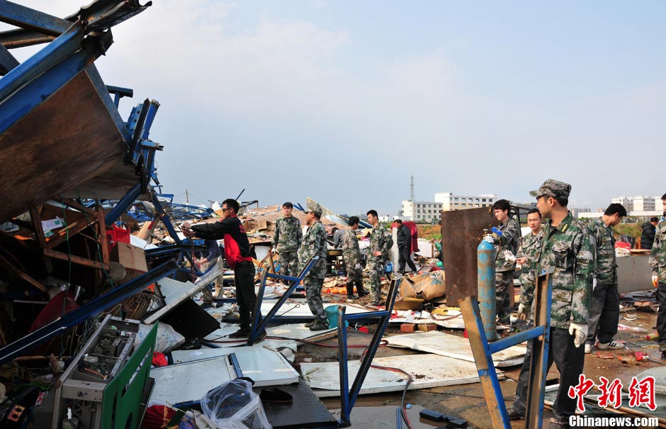 A powerful tornado that swept through a county in central China's Hunan Province caused collapses of electricity pylons and sheds, killing at least 3, according to local authorities, March 20, 2013. (Photo/Chinanews.com) 