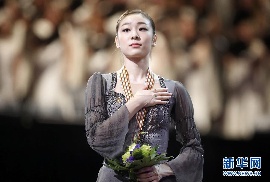 Yuan Kim is at medal presentation ceremony on March 16, 2013.Yuna Kim, Korean contestant, placed first in the short program with a total score of 218.31 at the 2013 World Figure Skating Championship in Canada. (Xinhua/Reuters)