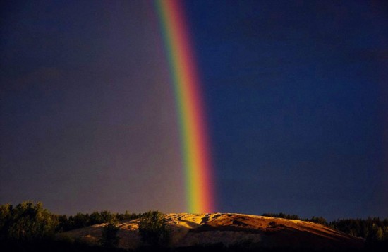 The rare rainbow shows up at the night in northern Finland, and it lasts five hours.(file photo)