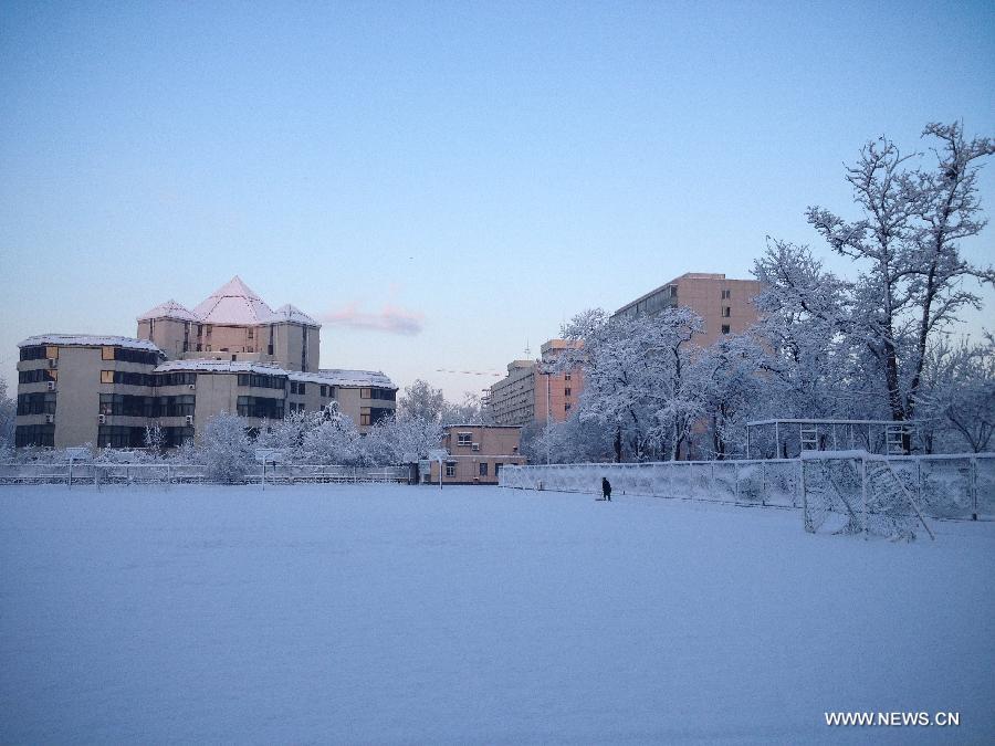 Photo taken with a cell phone on March 20, 2013 shows a worker cleans off snow on a football field at Beijing Jiaotong University in Beijing, capital of China. Beijing witnessed a snowfall with a depth reaching 10-17 centimeters overnight. The snowfall happened to hit the city on the Chinese traditional calendar date of Chunfen, which heralds the beginning of the spring season. Chunfen, which literally means Spring Equinox or Vernal Equinox, falls on the day when the sun is exactly at the celestial latitude of zero degrees. (Xinhua/Pan Chaoyue)