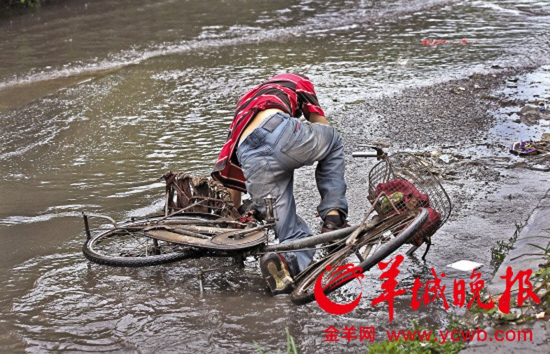 A thunderstorm and hail, along with gales and torrential rains, killed eight people in Dongguan City of south China's Guangdong province. The storm overturned cars and blew down trees and sheds and 136 others were injured according to local authorities on Wednesday. (Photo/Yangcheng Evening News)