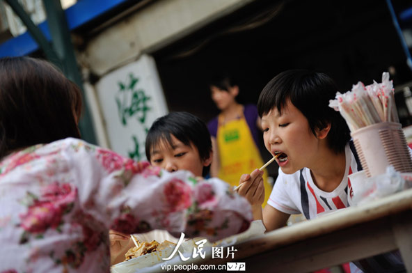 Their happiest moment is when the clients enjoy the cook of the restaurant.(photo/vip.peolpe.com.cn)