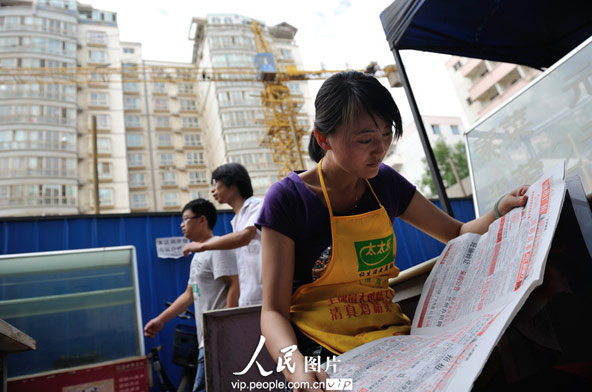 Since a nearby construction project begins, Li starts to search the restaurant leasing information to find another suitable place for business.(photo/vip.peolpe.com.cn)