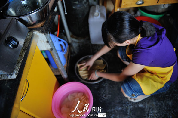 Li washes the potato chips. Although the restaurant is a little crude, they still pay attention to food hygiene. Li washes carefully the vegetables for several times.(photo/vip.peolpe.com.cn)