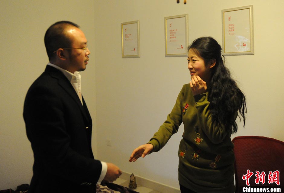 A woman tells Tang Tang that she is surprised after waking up from hypnosis. (CNS/ Yang Huafeng) 