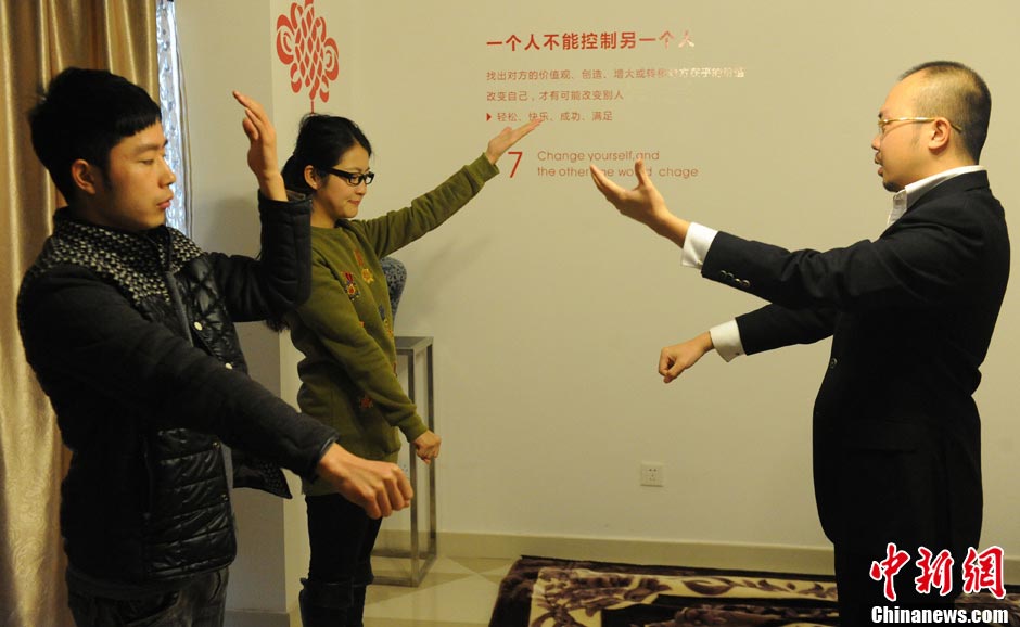 Tang Tang asks clients to follow his suggestions in his deep sleep studio. (CNS/ Yang Huafeng)