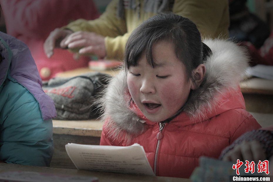 Song reads her text book aloud. (Chinanews.com / Zhou Panpan)
