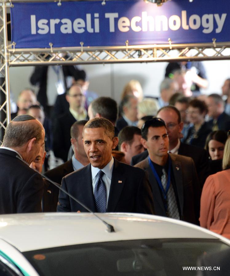 U.S. President Barack Obama (C) views an Israeli technology exhibition at the Israel Museum in Jerusalem, on March 21, 2013 .(Xinhua/Pool/Debbie Hill) 