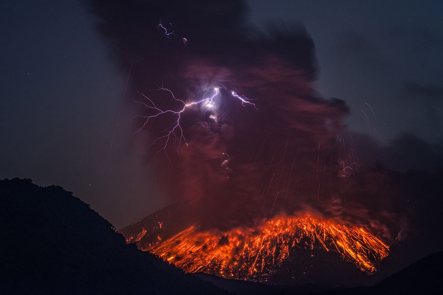 Spectacular lightning volcano captured by photographer  (11)