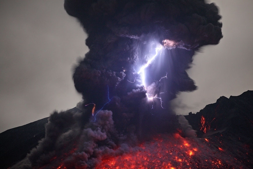 Spectacular lightning volcano captured by photographer  (12)