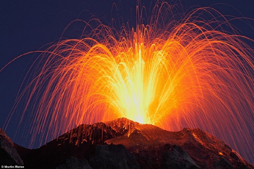 Spectacular lightning volcano captured by photographer  (6)