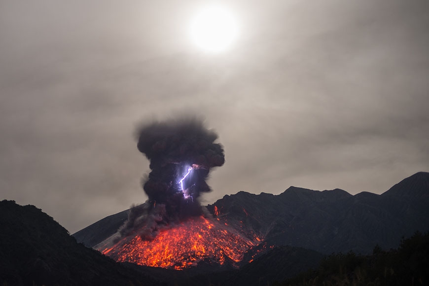 Spectacular lightning volcano captured by photographer  (4)